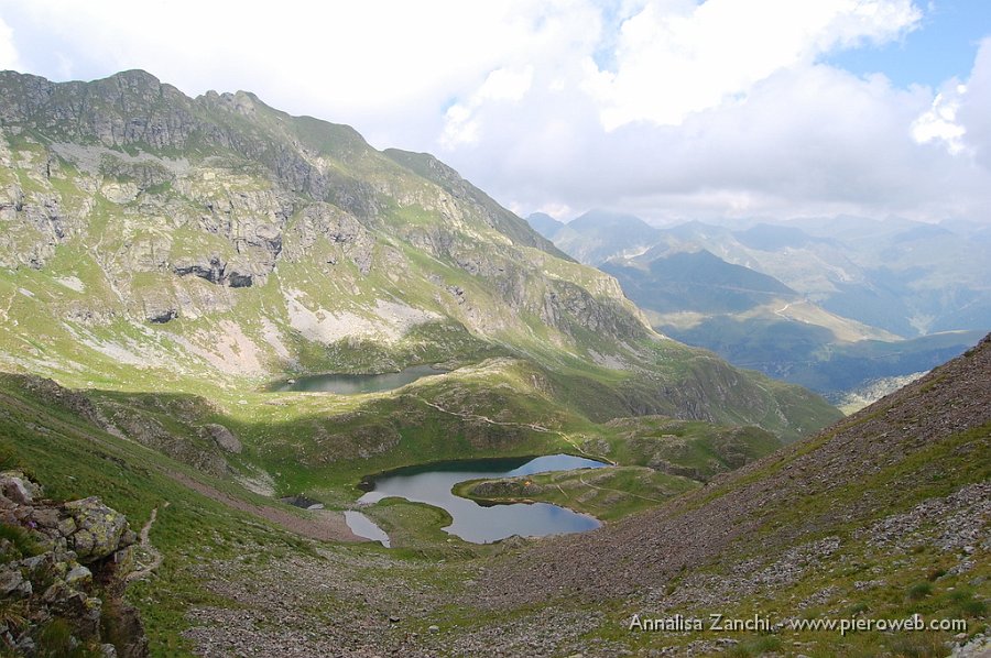 22 Ora è solo discesa, giù verso i laghi.JPG